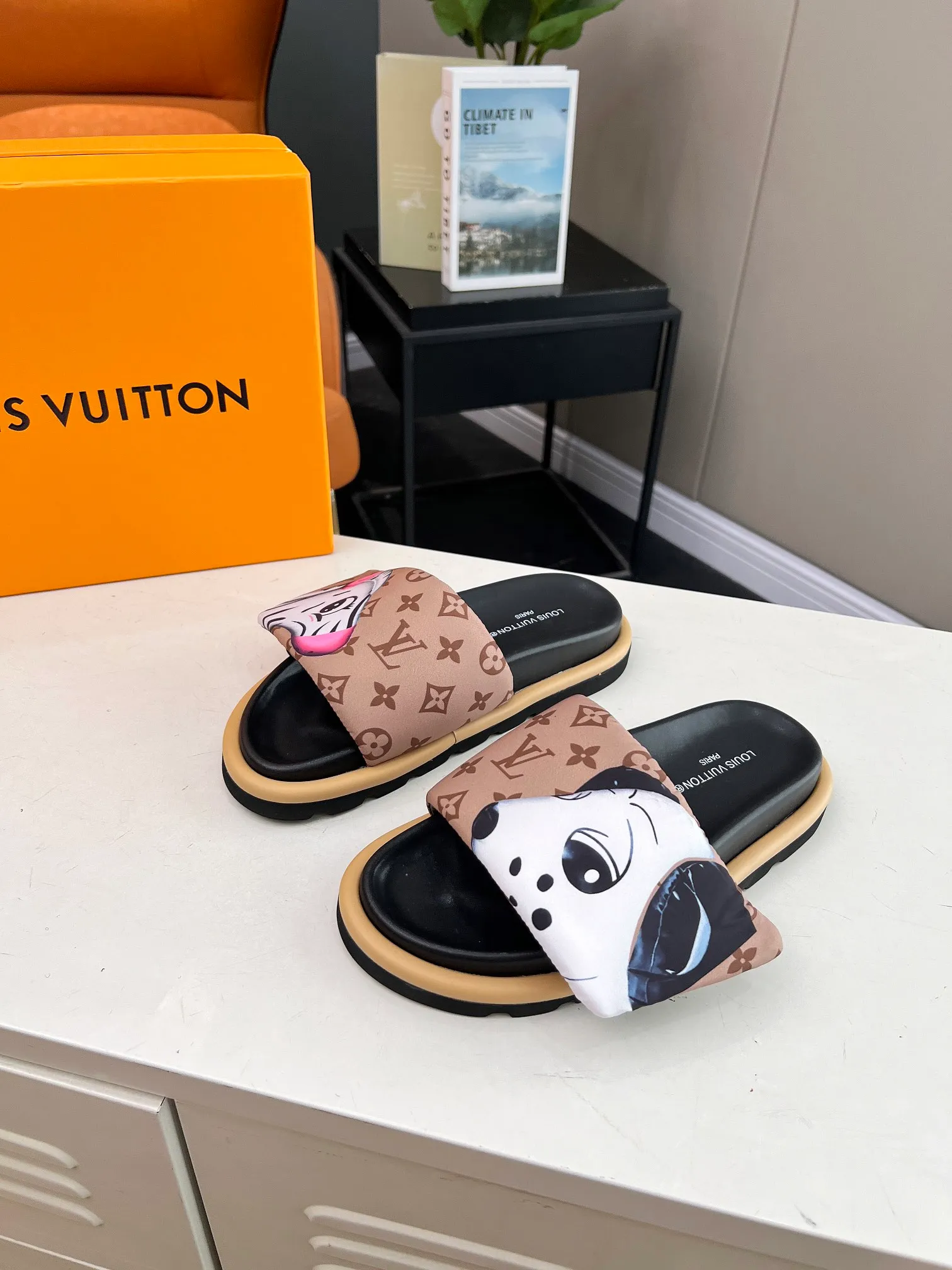 👟👟Ex-factory price 360👟👟 lv donkey brand l home 2024 hot style embossed logo embossed sandals This ol low comfort flat sandals are made of technical fabrics and use high-frequency embossing technology to reinterpret the monogram pattern. Soft padded upper with adjustable Velcro, comfortable and tough insole adds harmonious color ▪️Fabric: Original customized technical fabric ▪️Lining: soft sheepskin lining ▪️Sole: Original open-molded rubber foam outsole Color: .yellow.black▪️